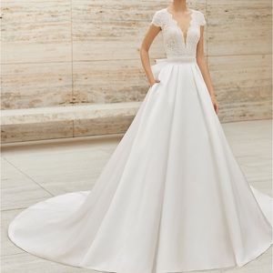 Rosa Clara Enigma wedding gown (without bow)